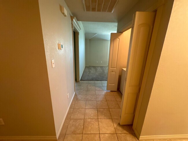 Building Photo - 2 BED 2 BATH TOWNHOME ON SHUTTLE ROUTE NEAR CAMPUS -  WITH POOL!