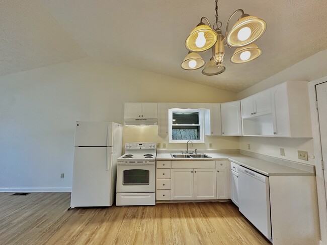 Building Photo - 841 Sylvia Ln