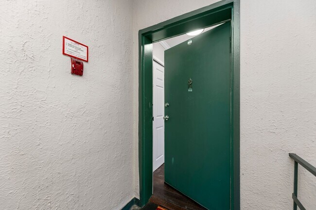 Building Photo - Upgraded 2 Bed on Galveston Street SW!  Ap...