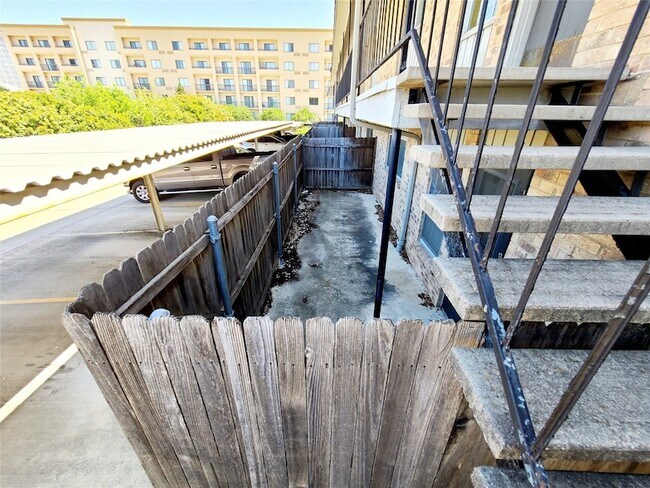 Building Photo - 10248 Regal Oaks Dr