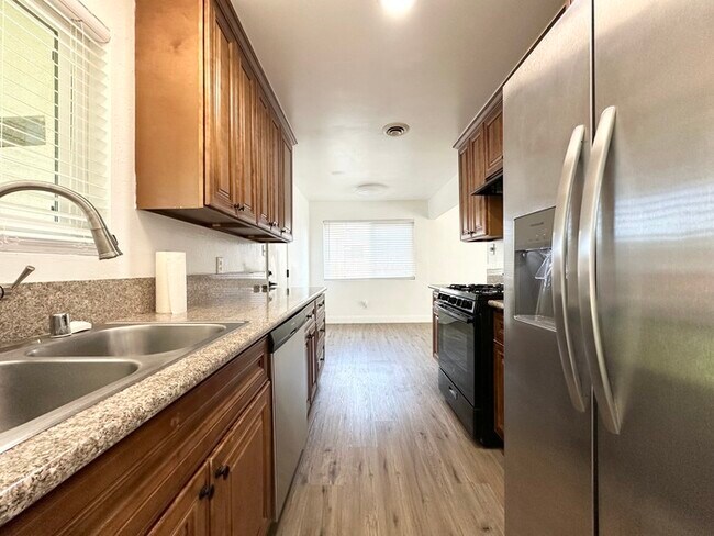 Building Photo - Beautiful three bedroom two bath home in Roseville!!
