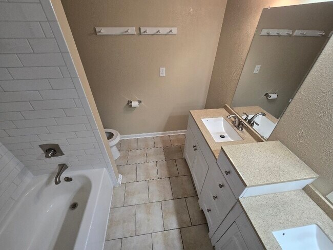 Building Photo - 93 W High Oaks Cir