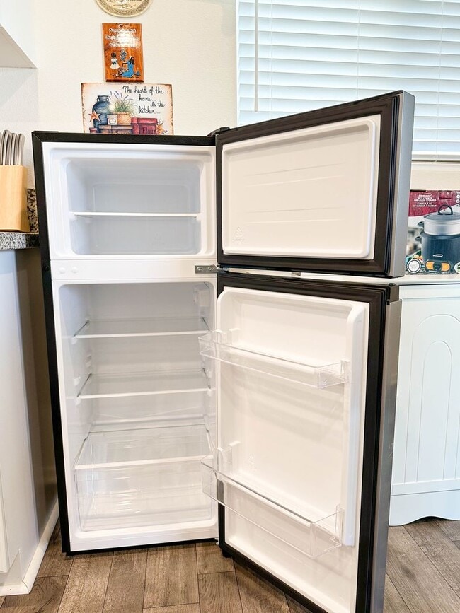 Building Photo - COMING SOON! * RARE OPPORTUNITY * SENIOR (55+) ROOM FOR RENT IN PRISTINE GATED COMMUNITY IN MENIFEE!