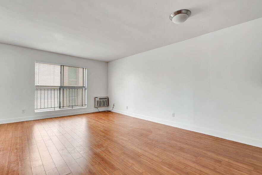 Building Photo - 10982 Roebling Ave