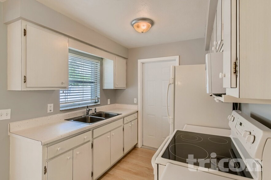 Building Photo - 2034 Brampton Rd