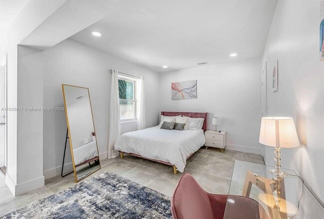 Building Photo - 1612 NE 16th Ave