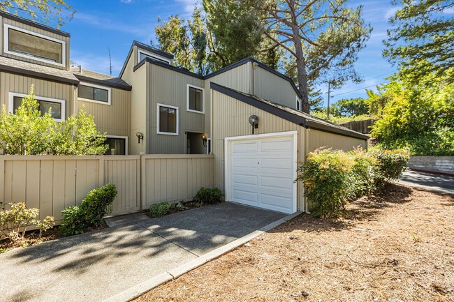 Building Photo - Beautiful Remodeled 3 Bedroom Townhome