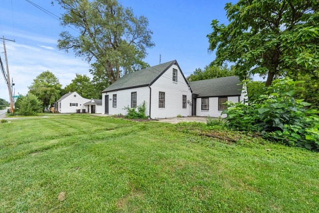 Building Photo - 2 BEDROOM HOME!