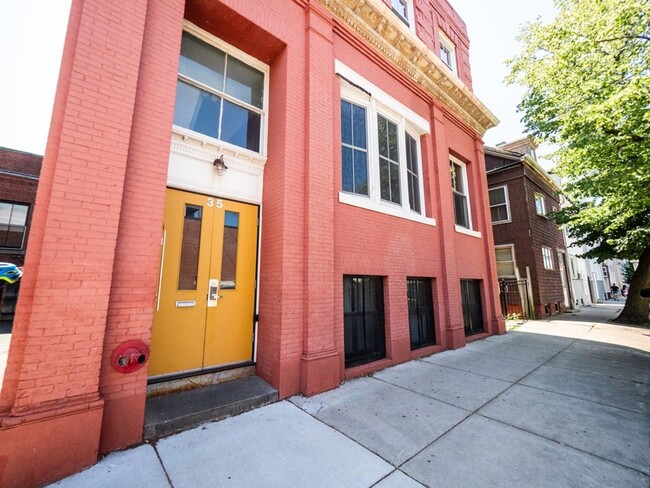 Building Photo - 35 Saratoga St