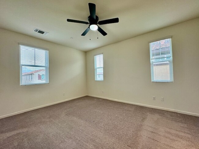 Building Photo - CLEAN 3 BED, 2.5 BATHS, 2 CAR GARAGE IN NO...