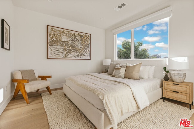 Building Photo - 3222 S Barrington Ave