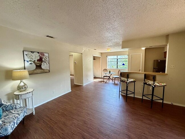 Building Photo - 402 Hedgewood Dr