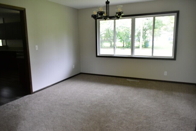 Building Photo - 1208 Oak St N