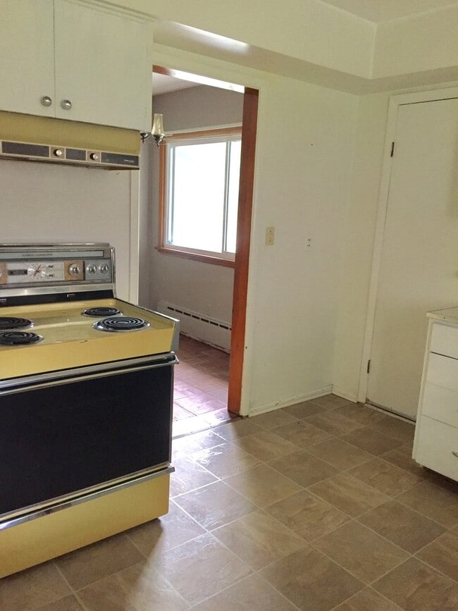 Building Photo - Cozy 3bedroom available Nov 1st.