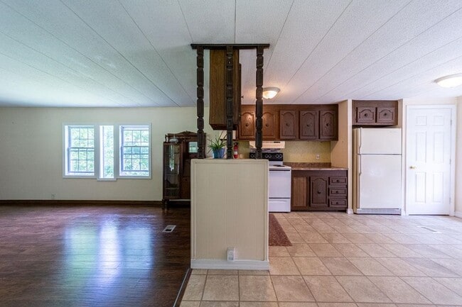 Building Photo - 368 N Rd