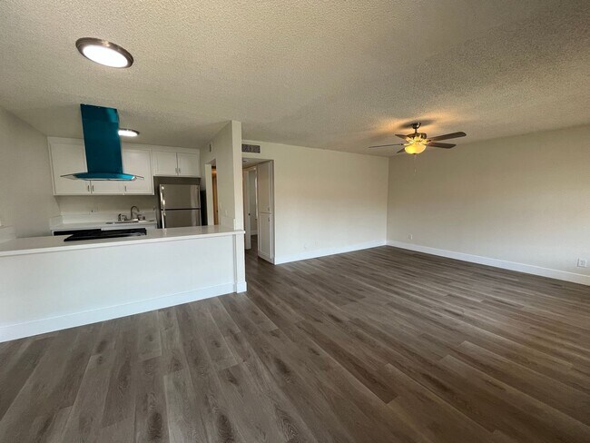 Building Photo - MOVE IN READY! UPSTAIRS UNIT WITH BALCONY!