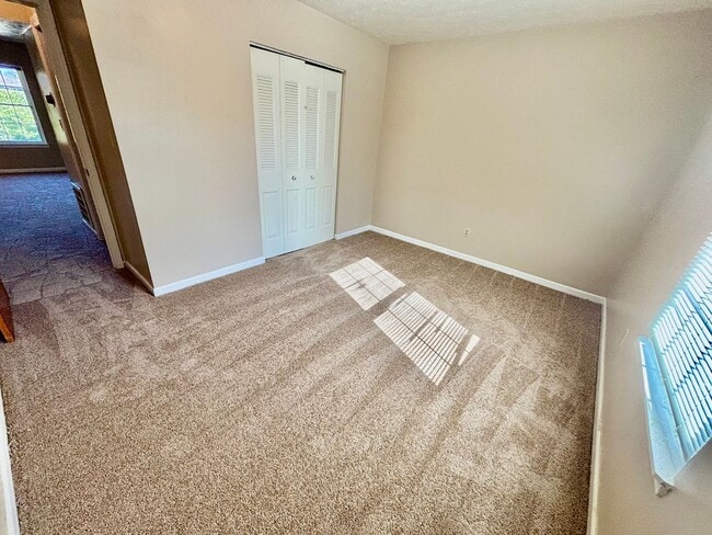 Building Photo - Two bedroom with new carpet! DECEMBER FREE!!