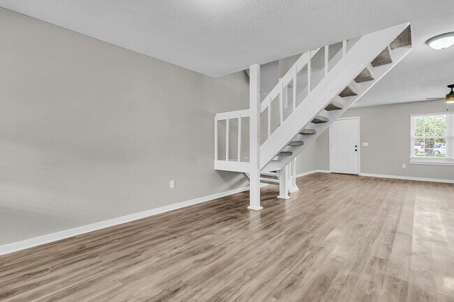 Building Photo - 3 Bedroom 1.5 Bath Town Home in North Charleston