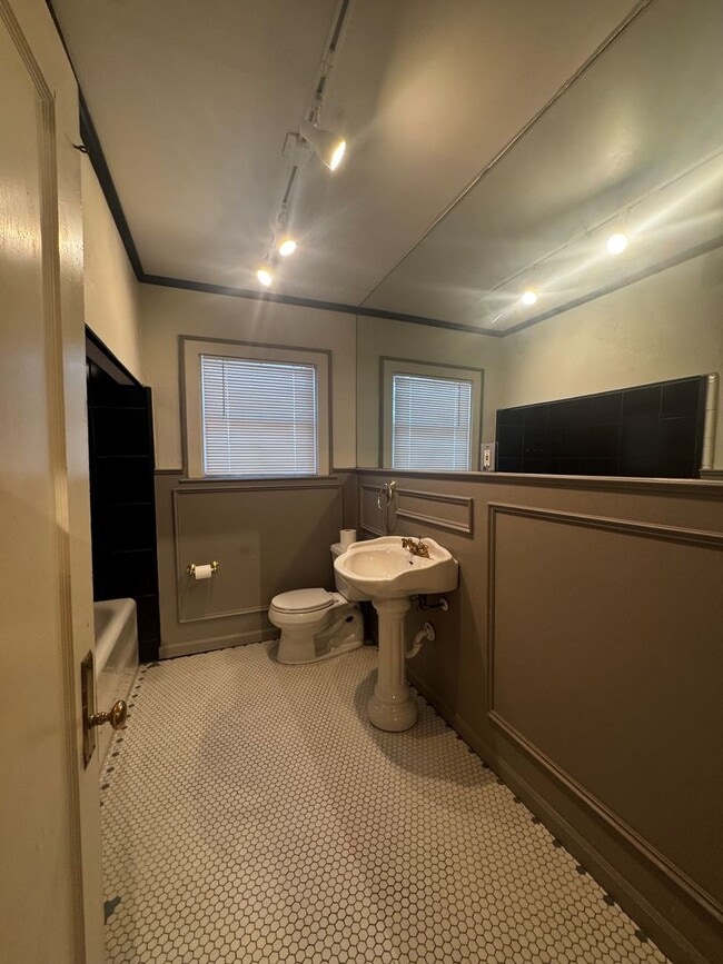 Building Photo - Cute 2 bedroom, 1 bath upstairs duplex in ...