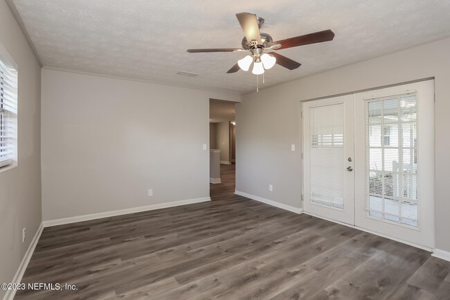 Building Photo - 7421 Deepwood Dr N