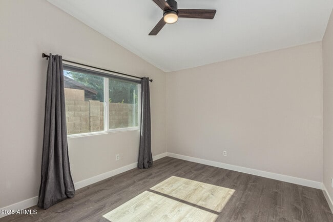 Building Photo - 502 E Sequoia Dr