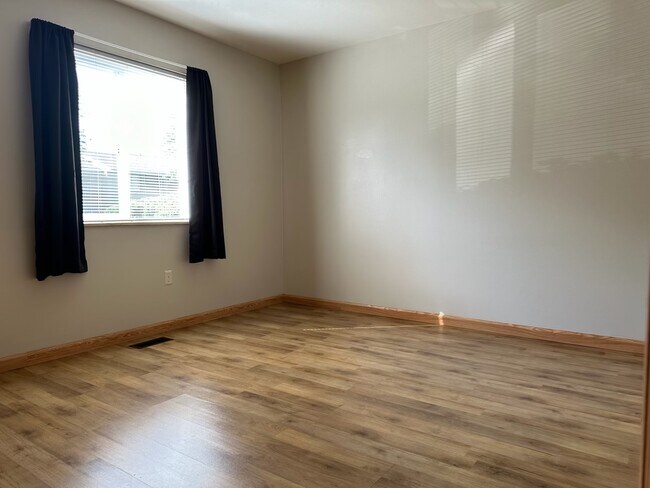 Building Photo - 2275 N Cable Rd