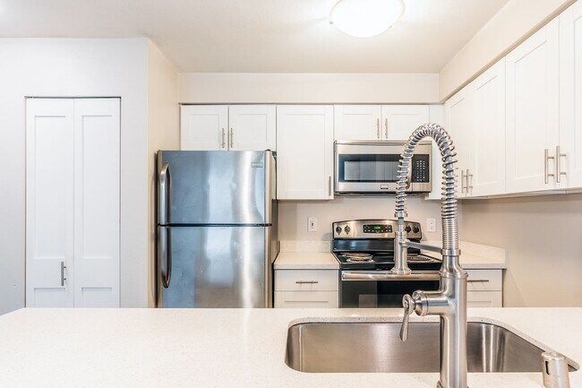 Building Photo - 1800 Eastlake Apts (Scenic)