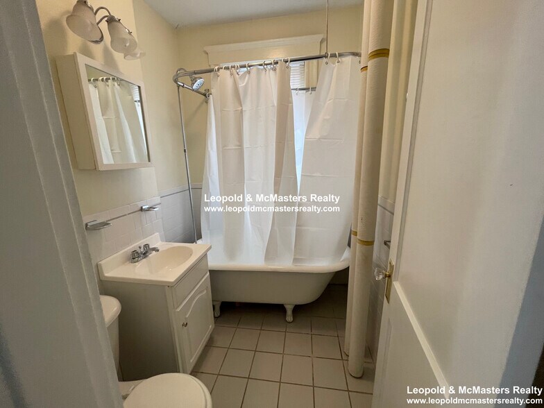 Building Photo - 131 Park Dr