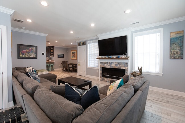 Building Photo - 107 S Richards Ave