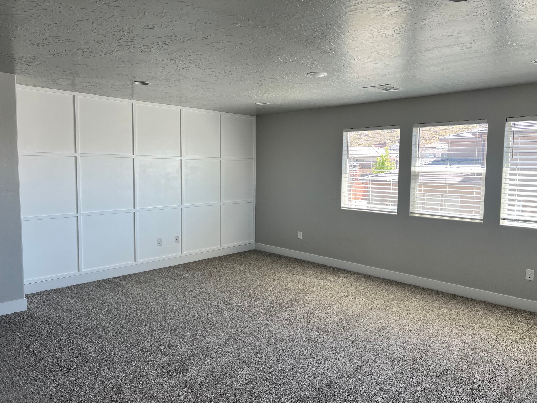 Building Photo - 3354 E Holly Dr