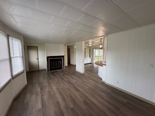 Building Photo - Renovated 3BR Home in Kingsport | Large Kitchen, W/D Included & Deck