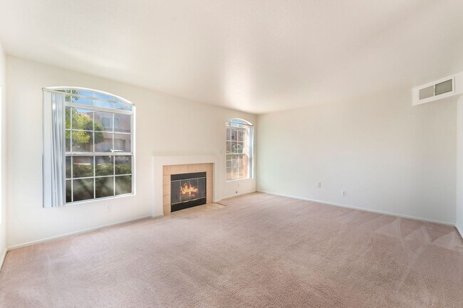 Building Photo - Northwest Townhome