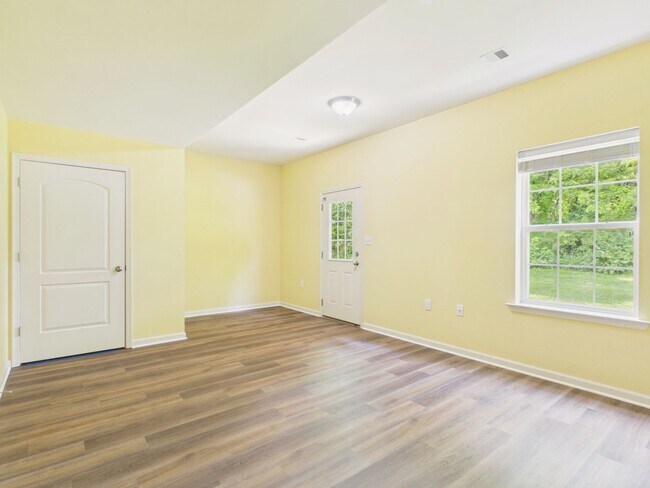 Building Photo - Spacious Townhouse on Mapleton Blvd.