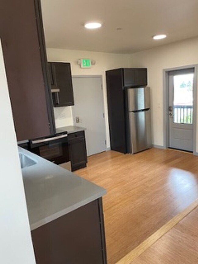 Building Photo - Please call Shami at (415) 225-2543 to sch...