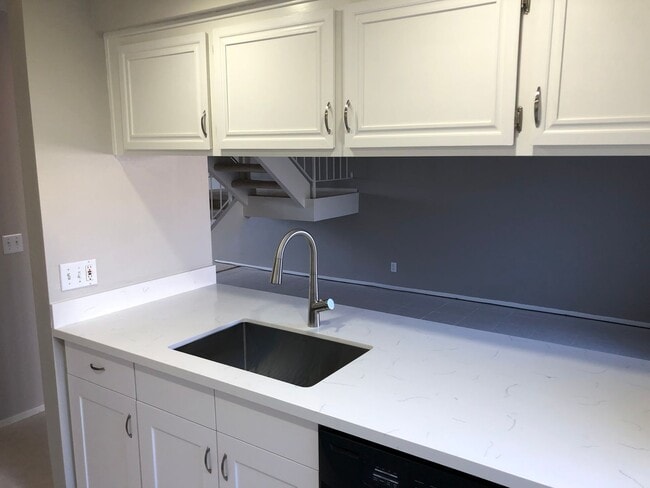 Building Photo - Wonderful 3 Bed, 1.5 Bath Upgraded Condo with Lots of Amenities