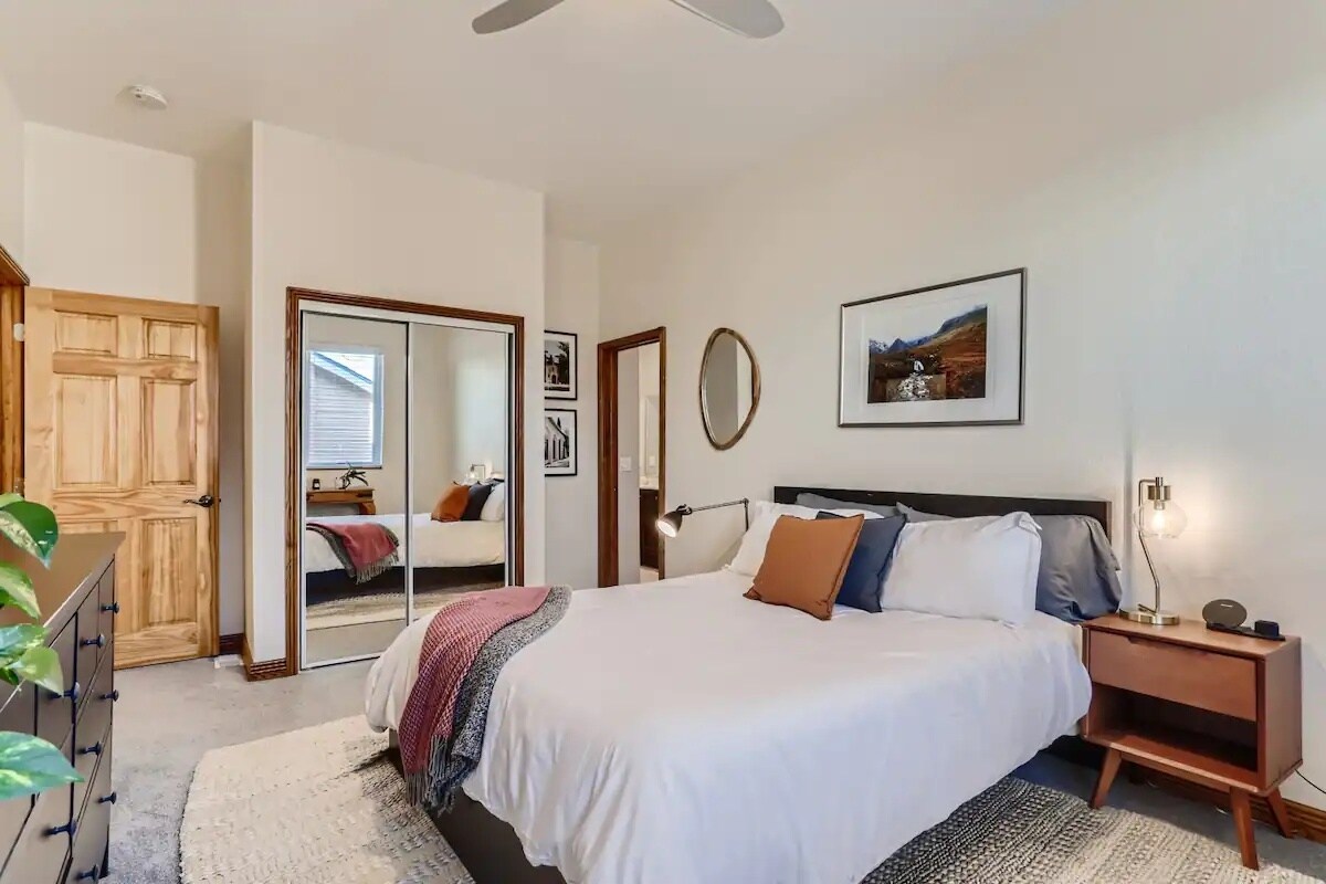 Building Photo - 973 Galapago St