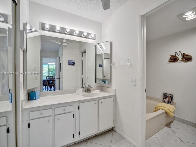 Building Photo - 8511 Casa Del Lago