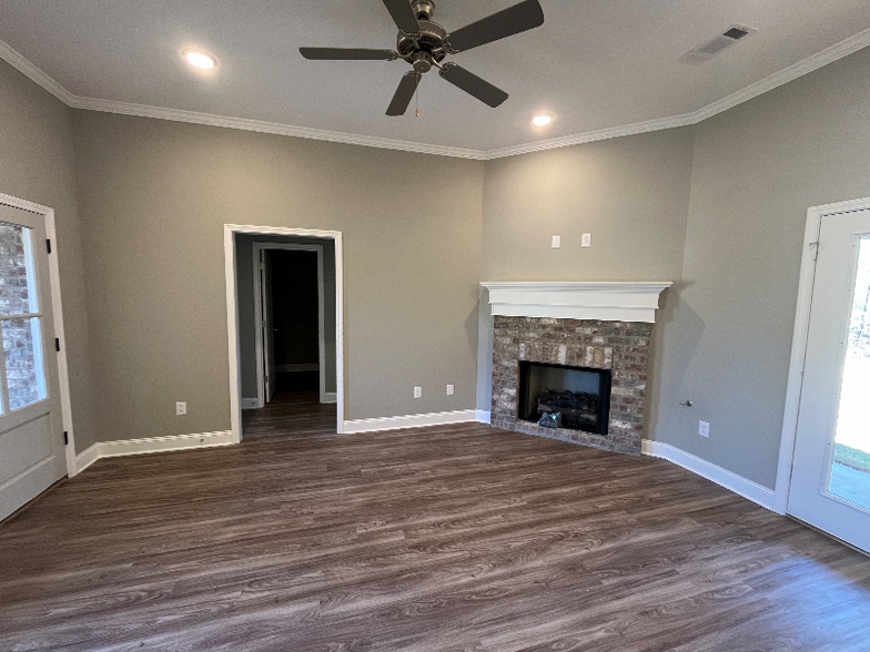 Building Photo - 541 Silver Hill Dr