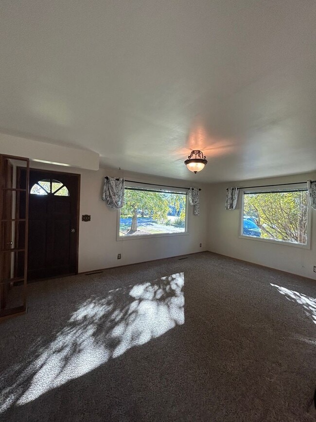 Building Photo - Charming 3 Bedroom Home with Large Heated ...
