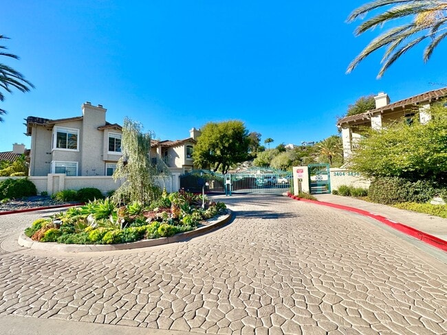 Building Photo - Beautiful Upstairs Condo Unit in the Priva...