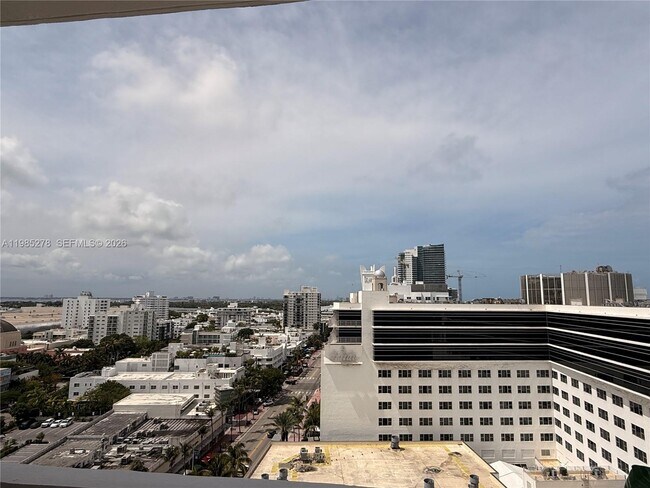 Building Photo - 100 Lincoln Rd