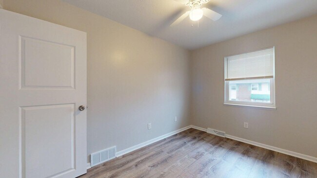 Building Photo - Elyria - updated 3 bed/1 bath townhouses for rent!