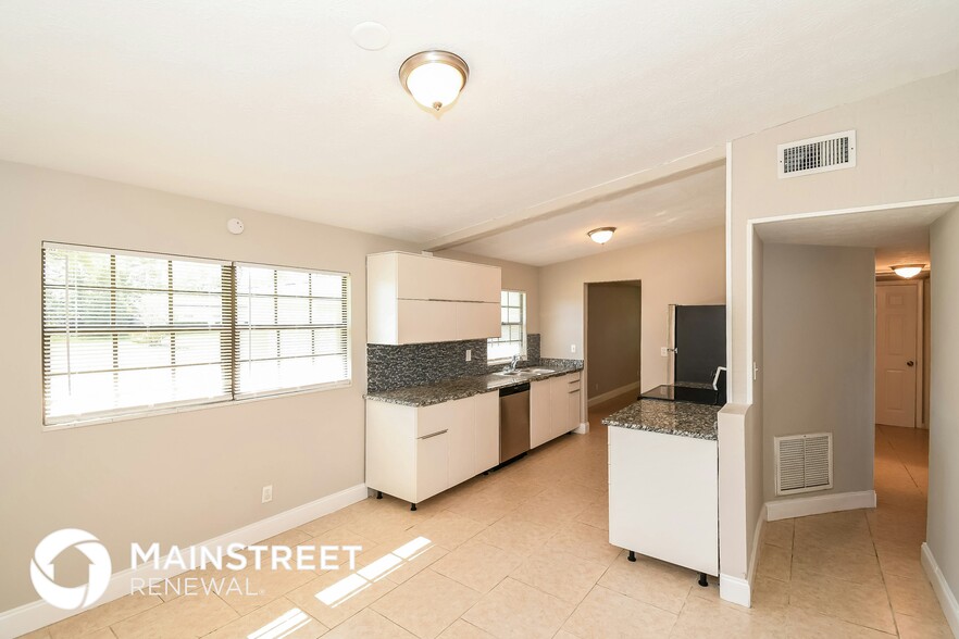Building Photo - 7613 Crest Dr N