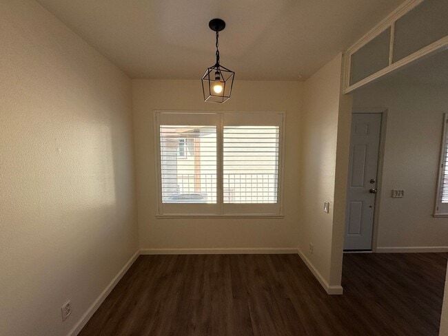 Building Photo - Beautiful & Bright 2Bd/1.5Ba Condo in Miss...