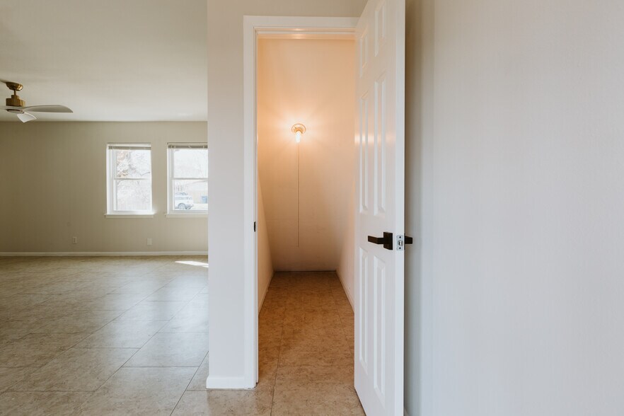 Building Photo - 1402 Fairfield Dr