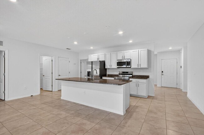 Building Photo - 657 NE Horizon Ln