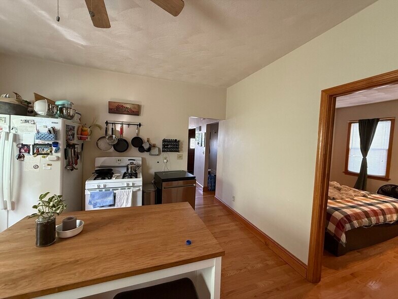 Building Photo - 9 Rossmore St