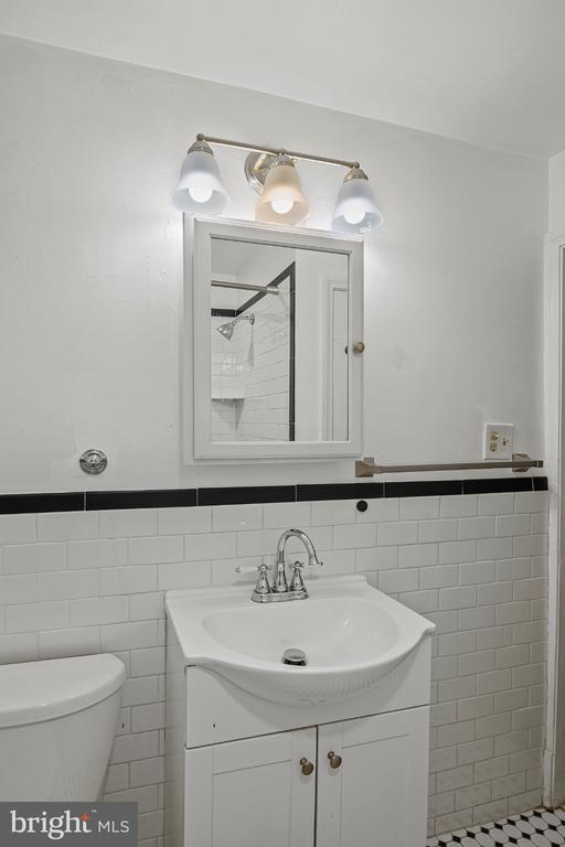 Building Photo - 1621 Thetford Rd