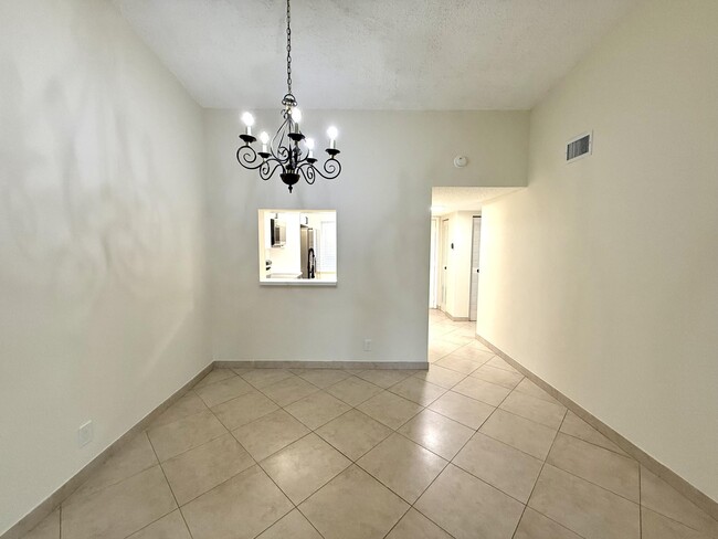 Building Photo - 6649 Somerset Dr