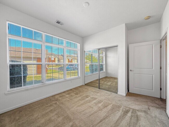 Building Photo - Grand Lakeside Escape: Spacious 3-Bedroom Retreat in Lakeshore Community